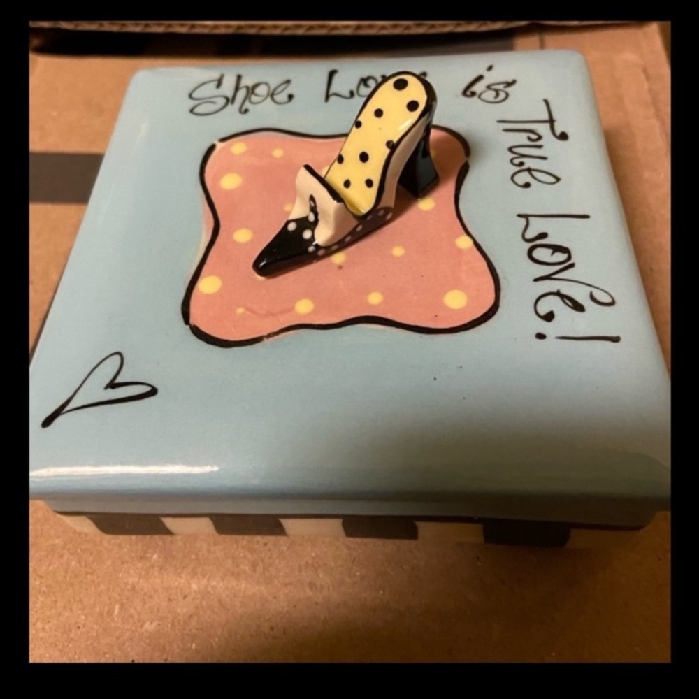 Chic ceramic Striped Accessory Box - Picture 5 of 5